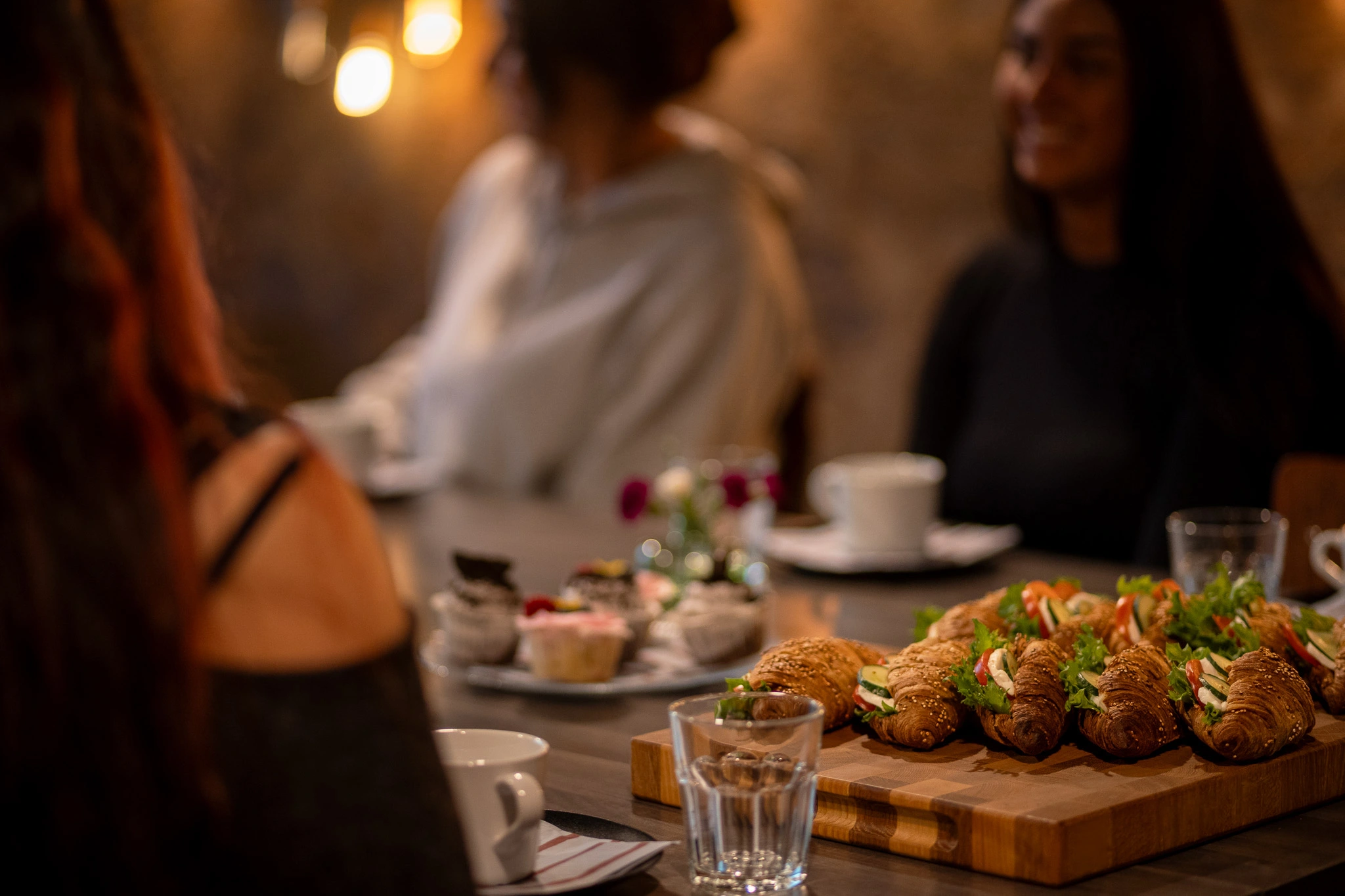 Herkulliset kokoustarjoilut ja croissantit ryhmille pakopelin ja virkistyspäivän yhteydessä
